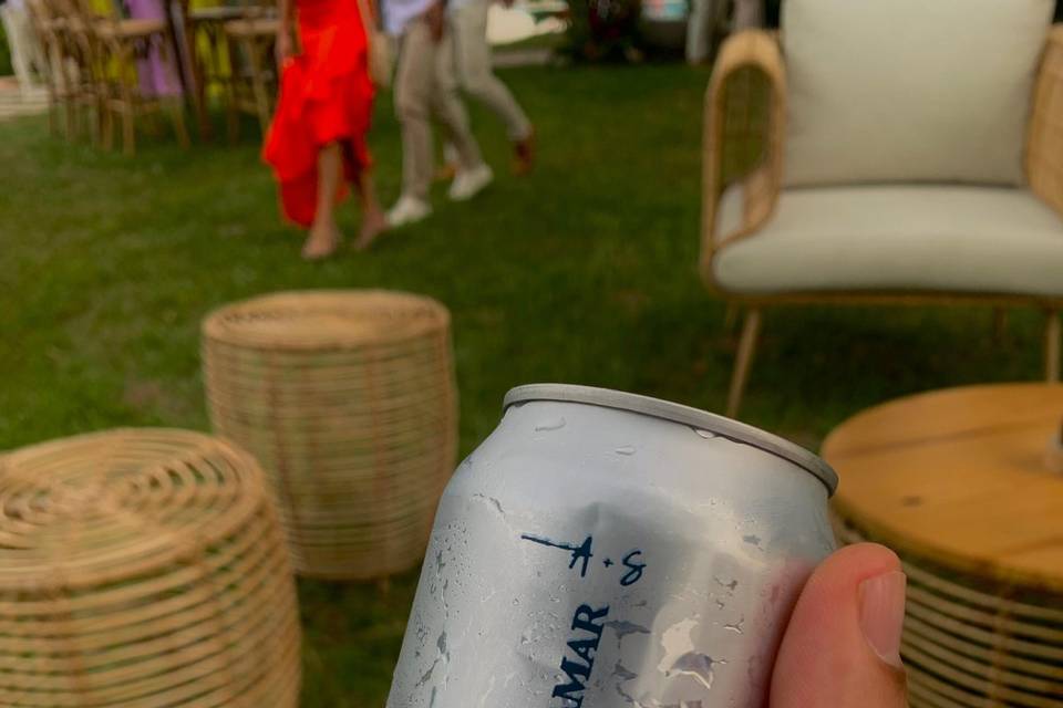 Agua en latas personalizadas para boda