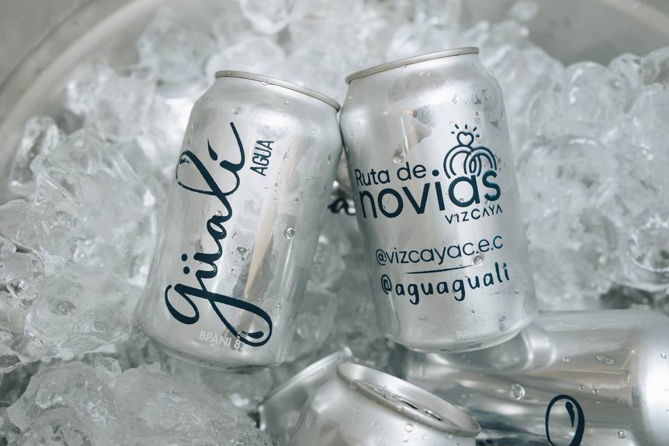 Agua en latas personalizadas para boda