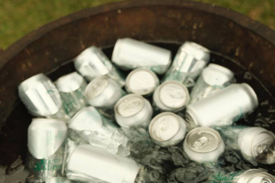 Agua en latas personalizadas para boda