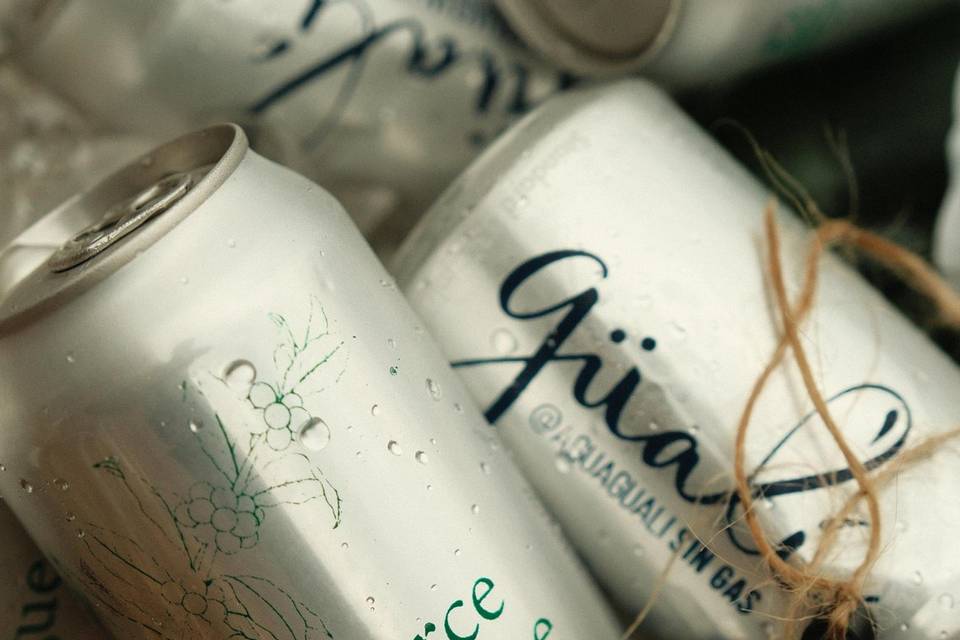 Agua en latas personalizadas para boda