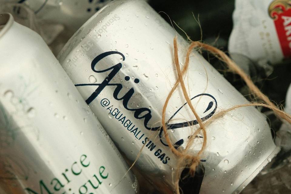 Agua en latas personalizadas para boda