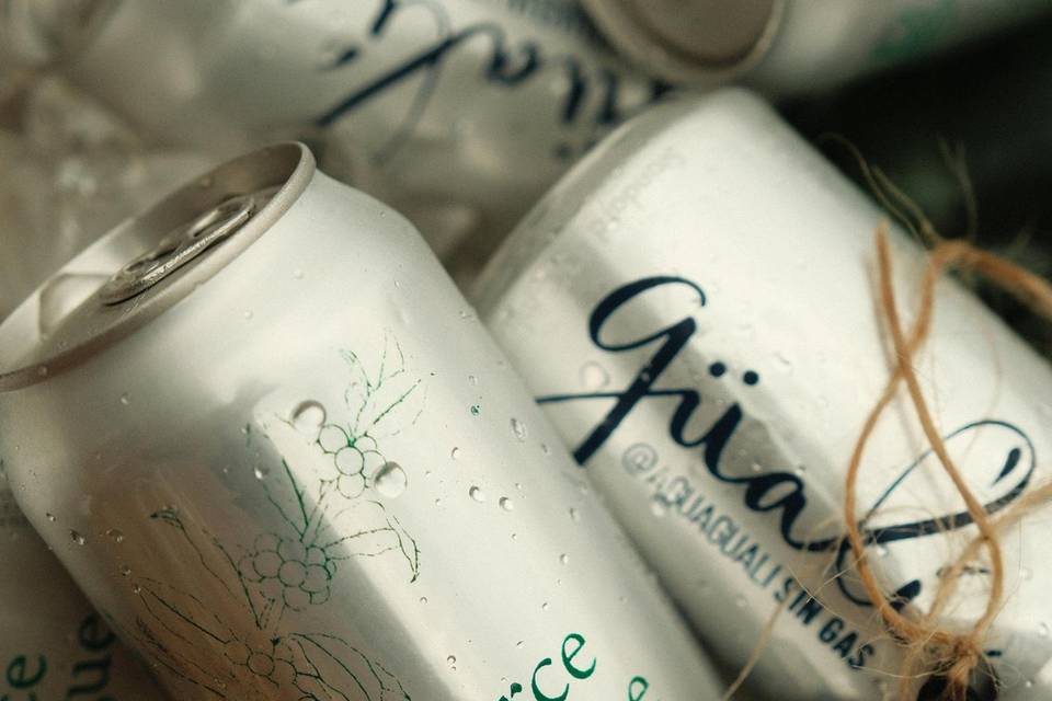 Agua en latas personalizadas para boda