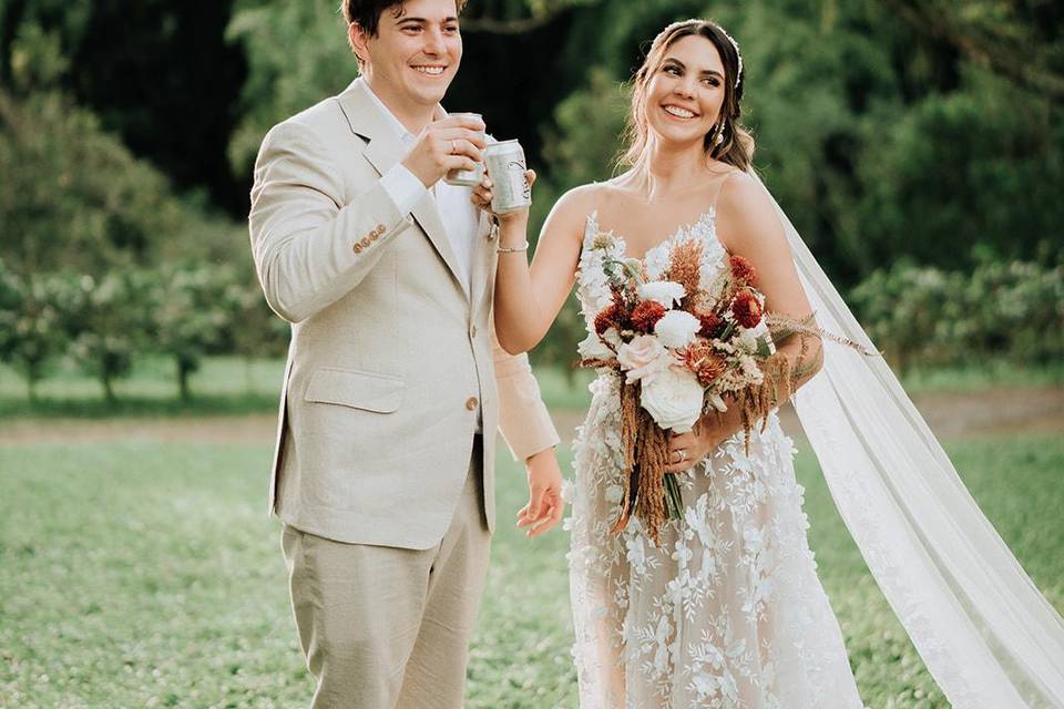 Agua en latas personalizadas para boda