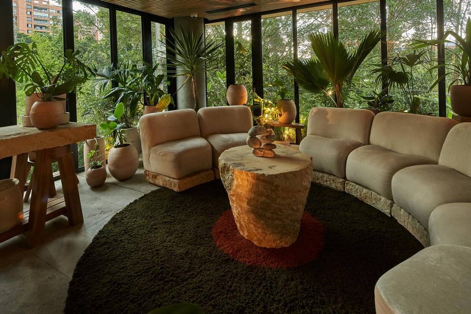 Sala cómoda en un espacio con ventanales