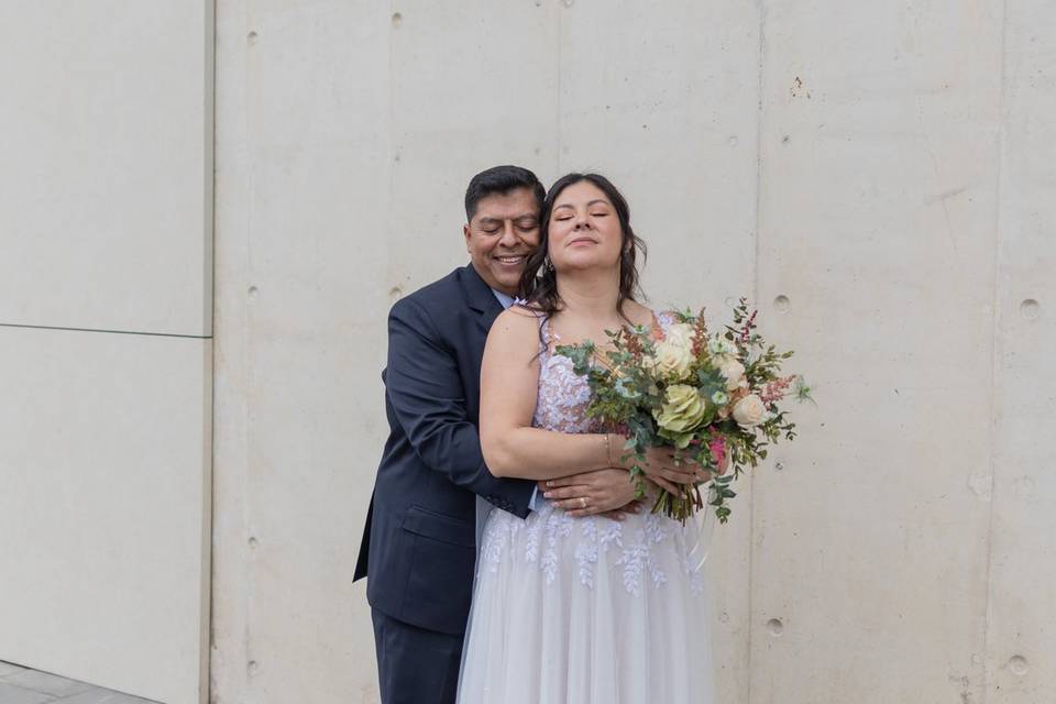 Recién casados posando abrazados