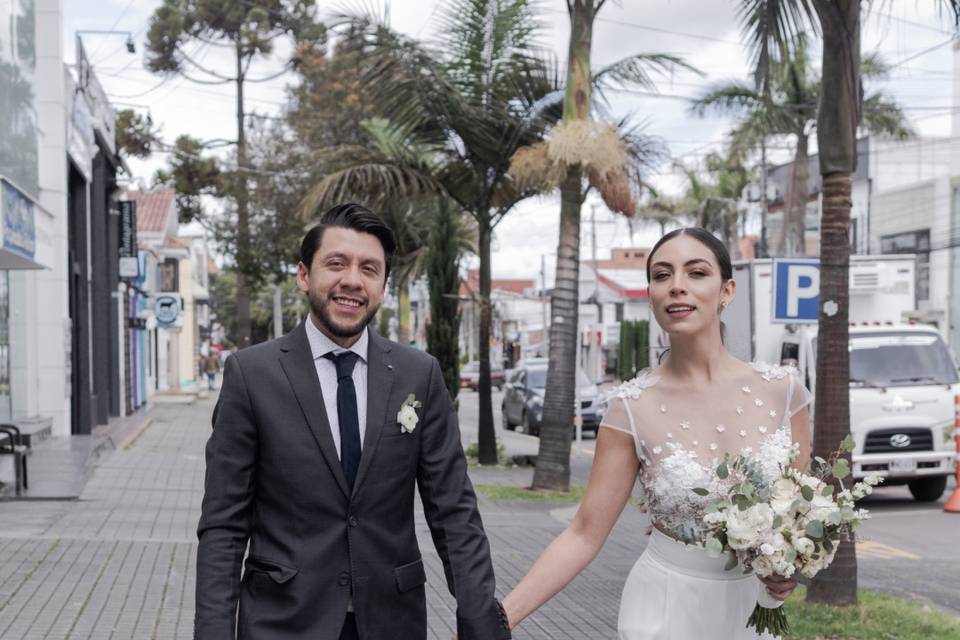 Novios caminando de la mano en la calle