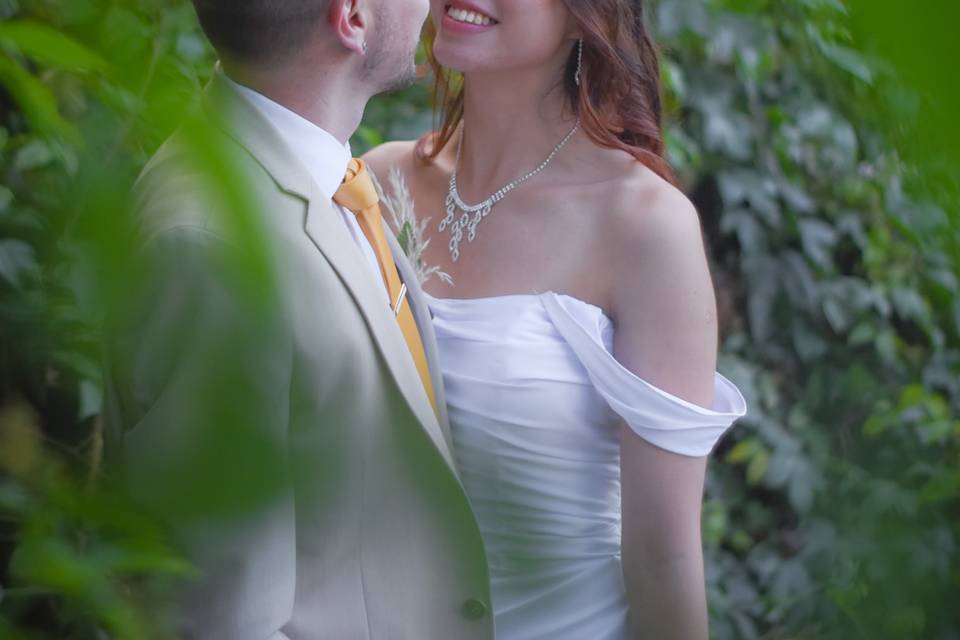 Novios sonriendo en medio de la naturaleza