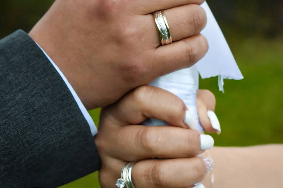 Manos con anillos