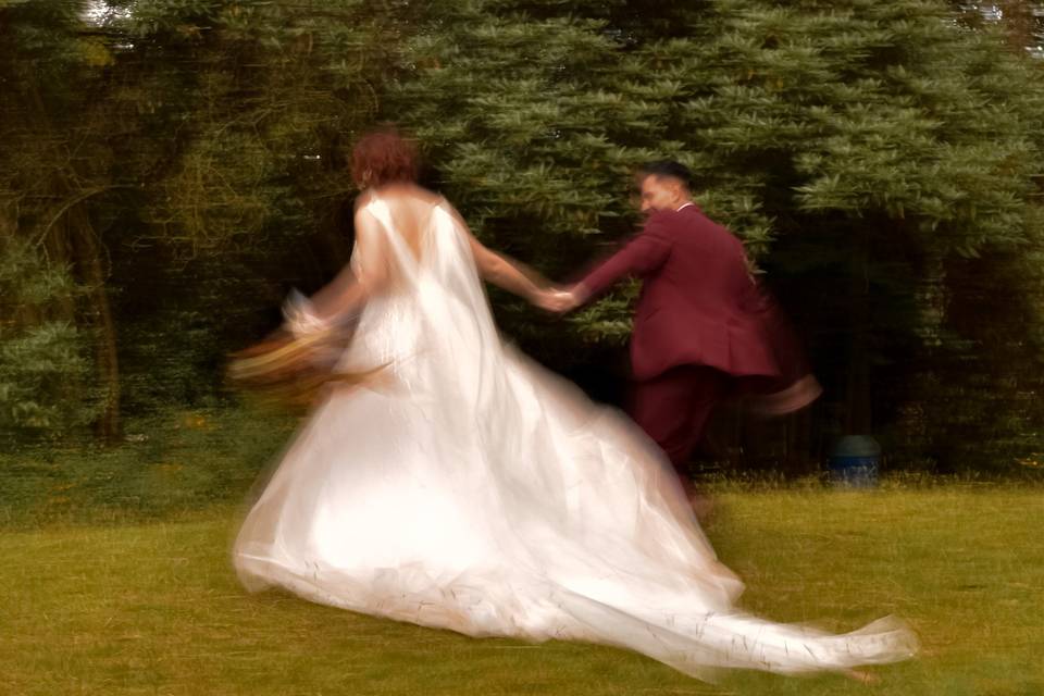 Novios corriendo