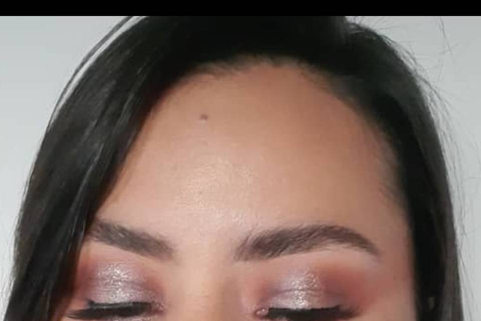 Smokey glitter eyes. Grados