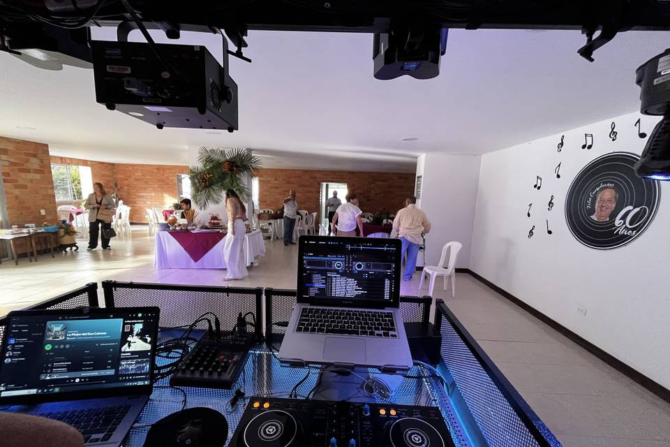 Laptop y mesa de DJ