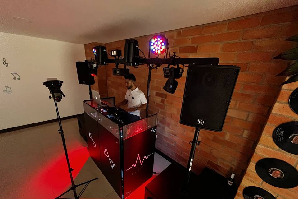 DJ en su cabina de música