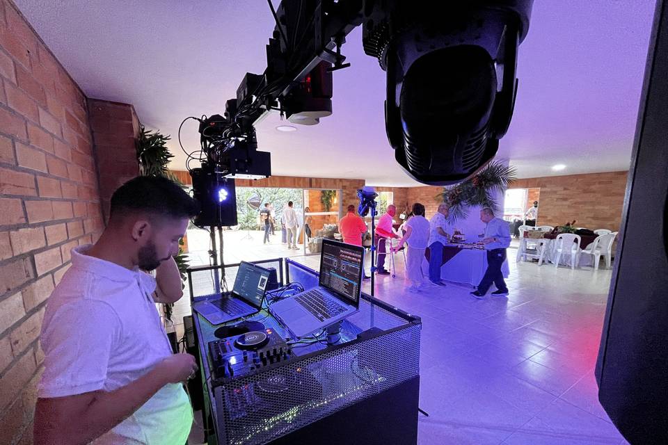 DJ tocando en fiesta