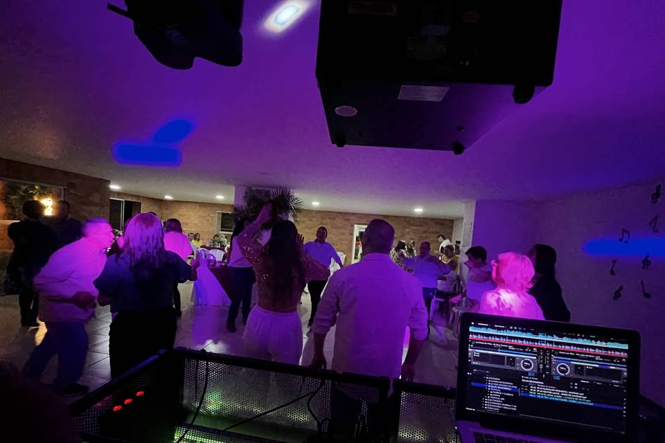 Luces y cabina de DJ