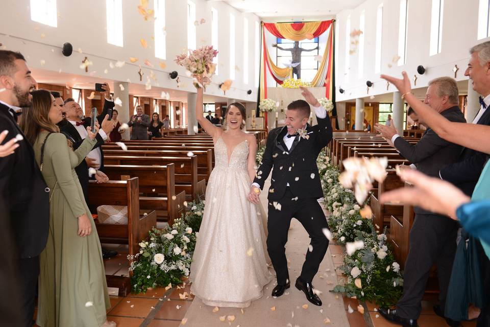 Novios saliendo de ceremonia