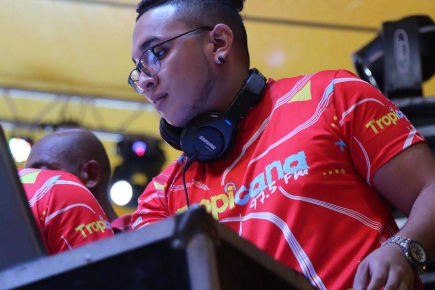 DJ con su equipo musical