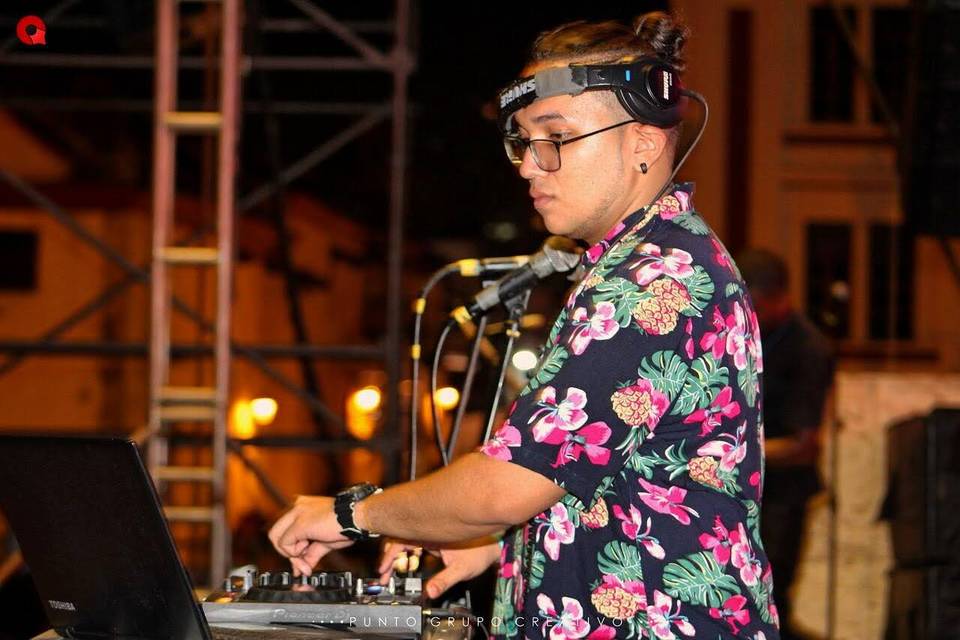 DJ mezclando música