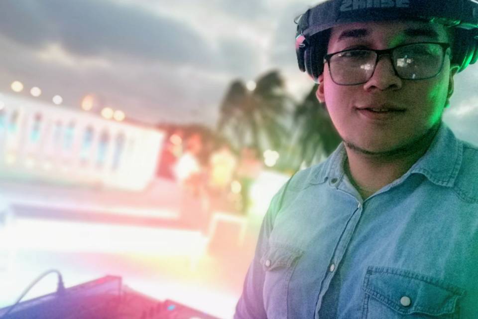 DJ en su mesa para mezclar y los audífonos
