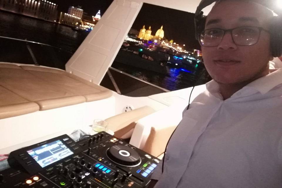 DJ con audífonos y su mesa