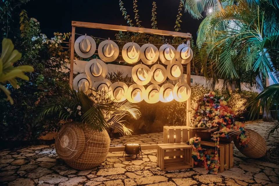 Spot con sombreros y luces