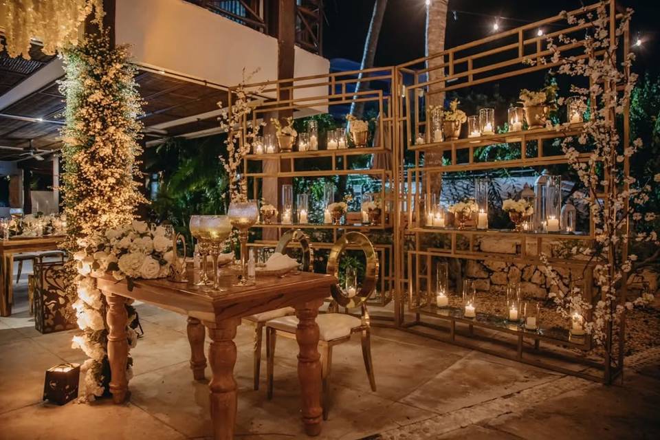 Mesa de novios con decoración de velas