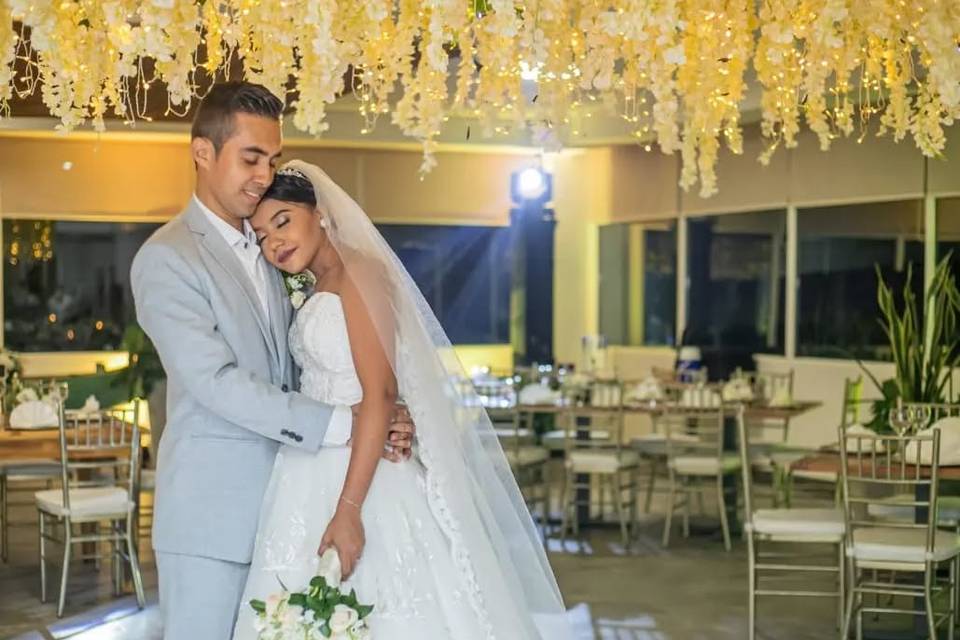 Novia recostada sobre el hombro del novio