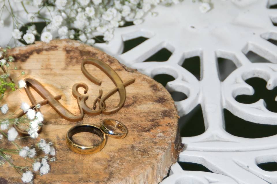Anillos sobre un base de madera