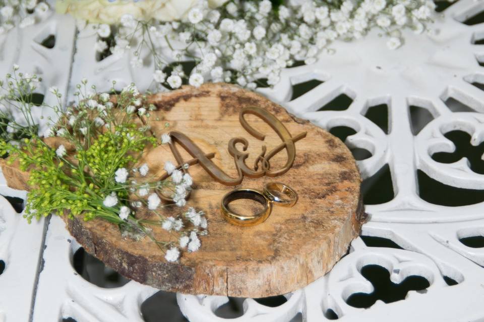 Anillos en una base de madera personalizada