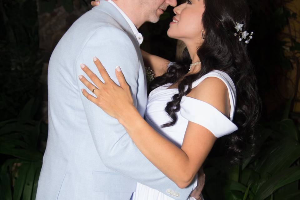 Pareja a punto de besarse