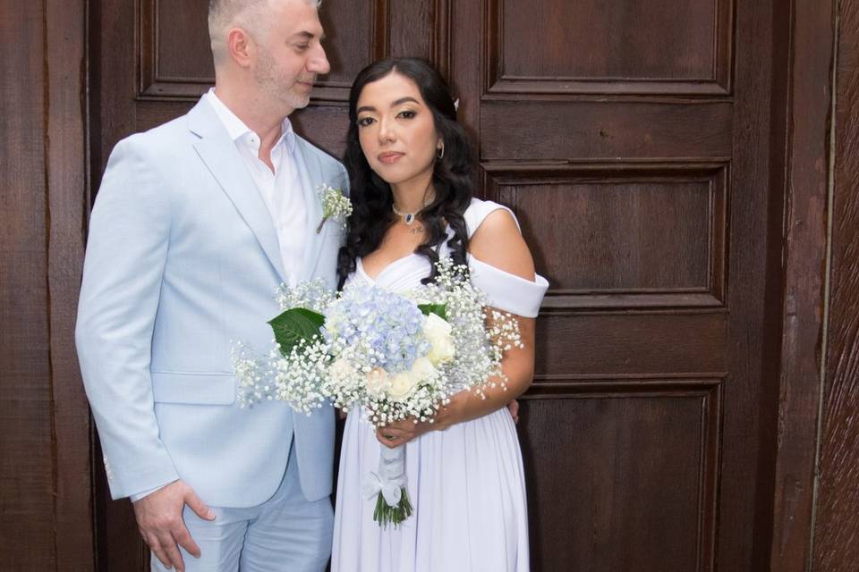 Recién casados frente a una puerta de madera