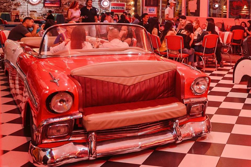 Carro rojo convertido en sofá en el restaurante