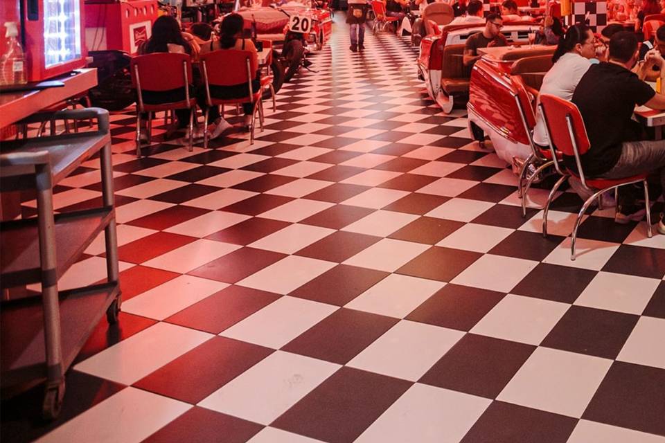 Restaurante con sofás rojos