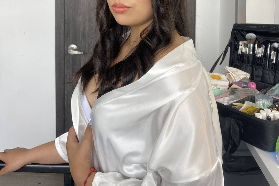 Novia sentada con bata blanca