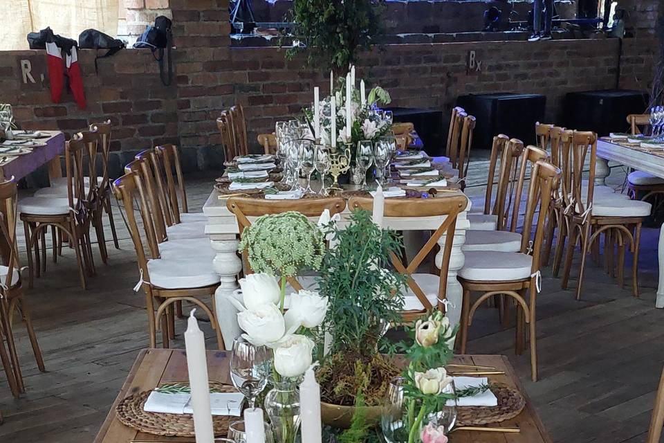Mesa decorada con flores blancas