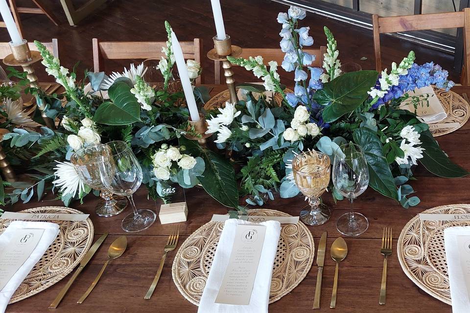 Arreglos florales blancos en la mesa
