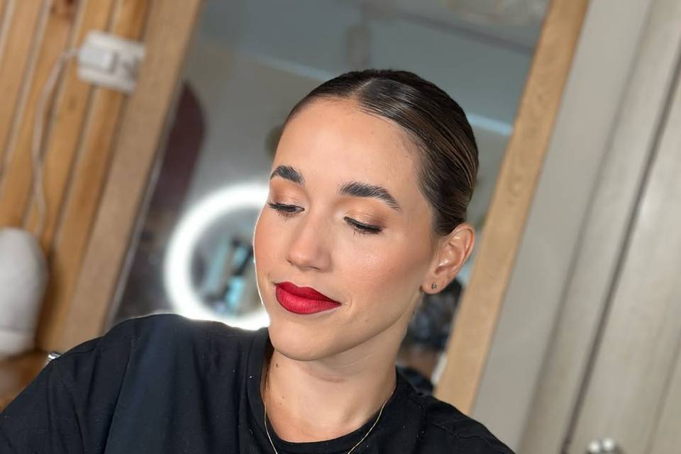 Novia con labios rojos