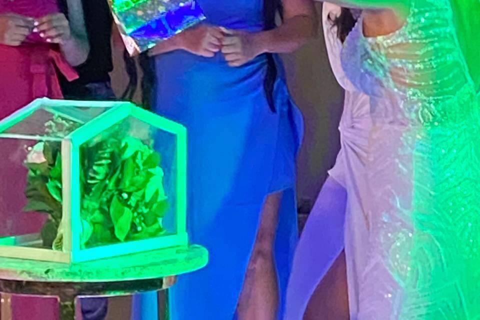 Novia festejando con sus amigas