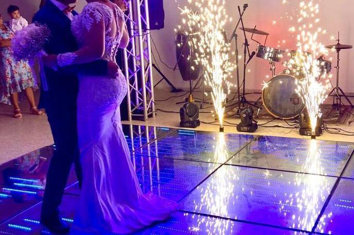 Novios en su primer vals en la pista