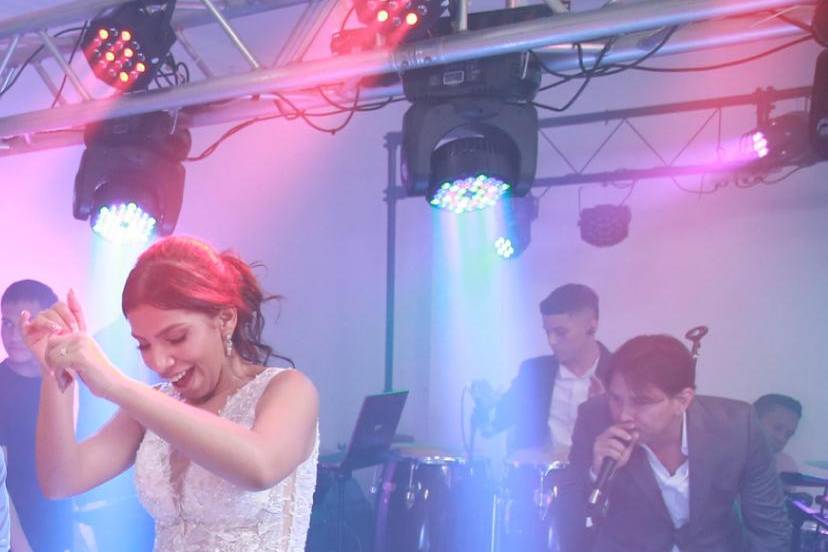 Novia bailando con el grupo