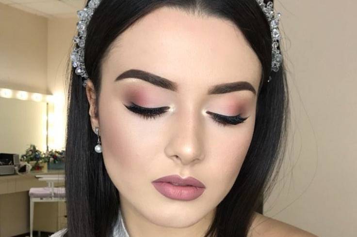 Maquillaje de novia con cabello suelto y diadema