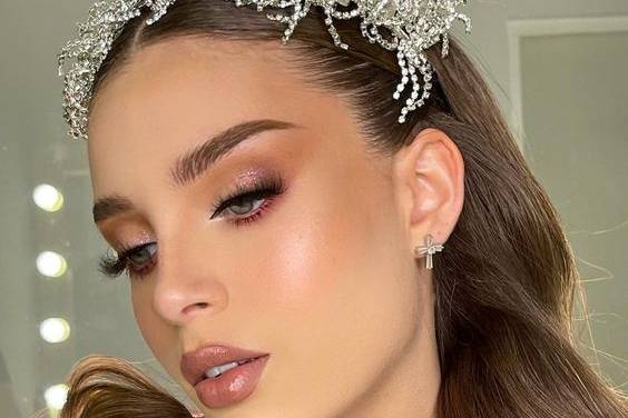 Maquillaje glowy con tocado en la cabeza