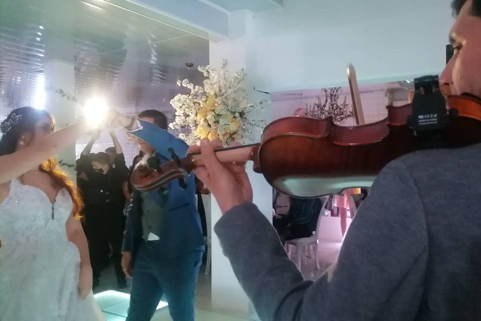 Baile de novios con violín