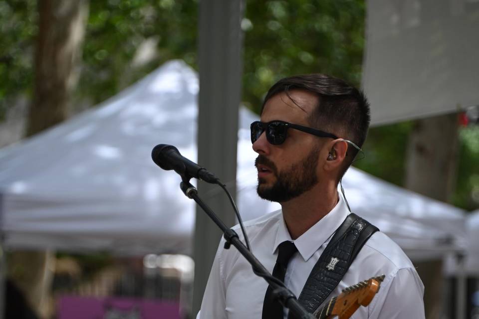 Tocando la guitarra