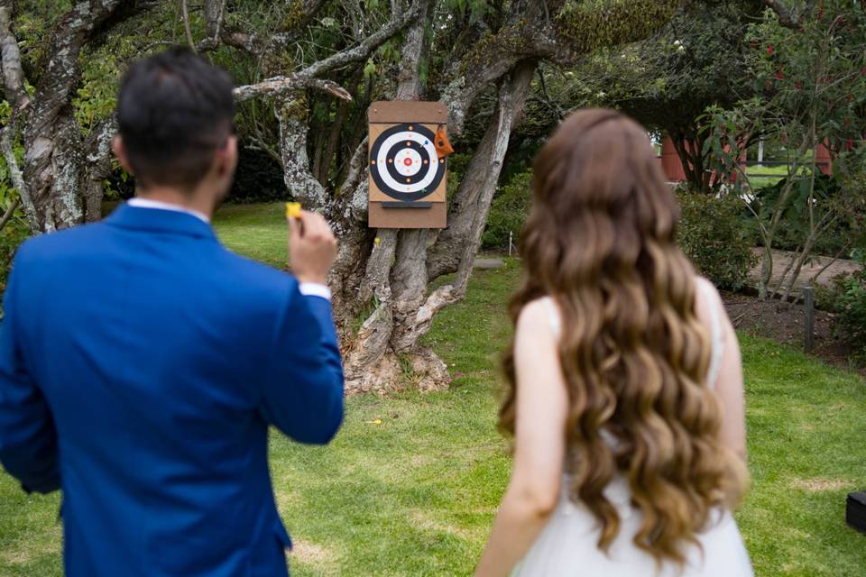 Novios jugando a dardos