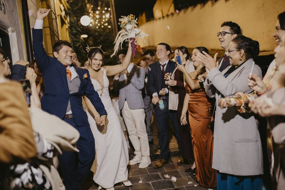 Novios festejando entre sus invitados