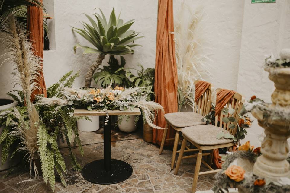 Decoración con flores en una mesa