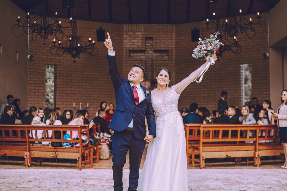 Novios alzando el brazo
