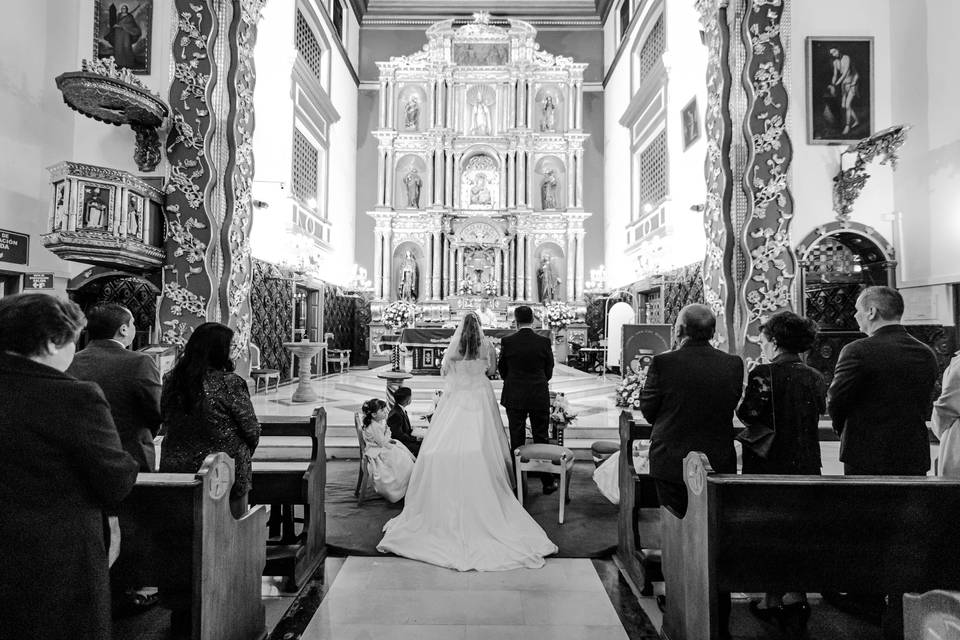 Novios en el altar