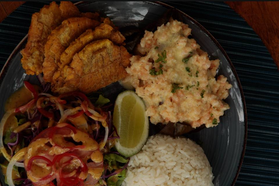 Robalo con salsa camarón