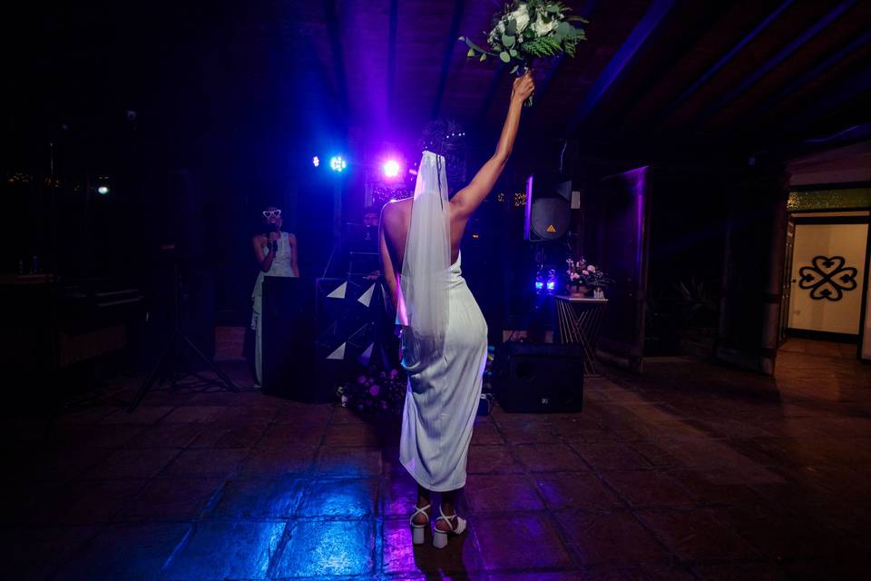 Novia de espaldas bailando